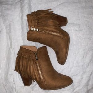 Women’s 6.5 Brown Fringe Booties
